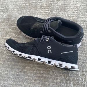 ON womens running shoes size 7